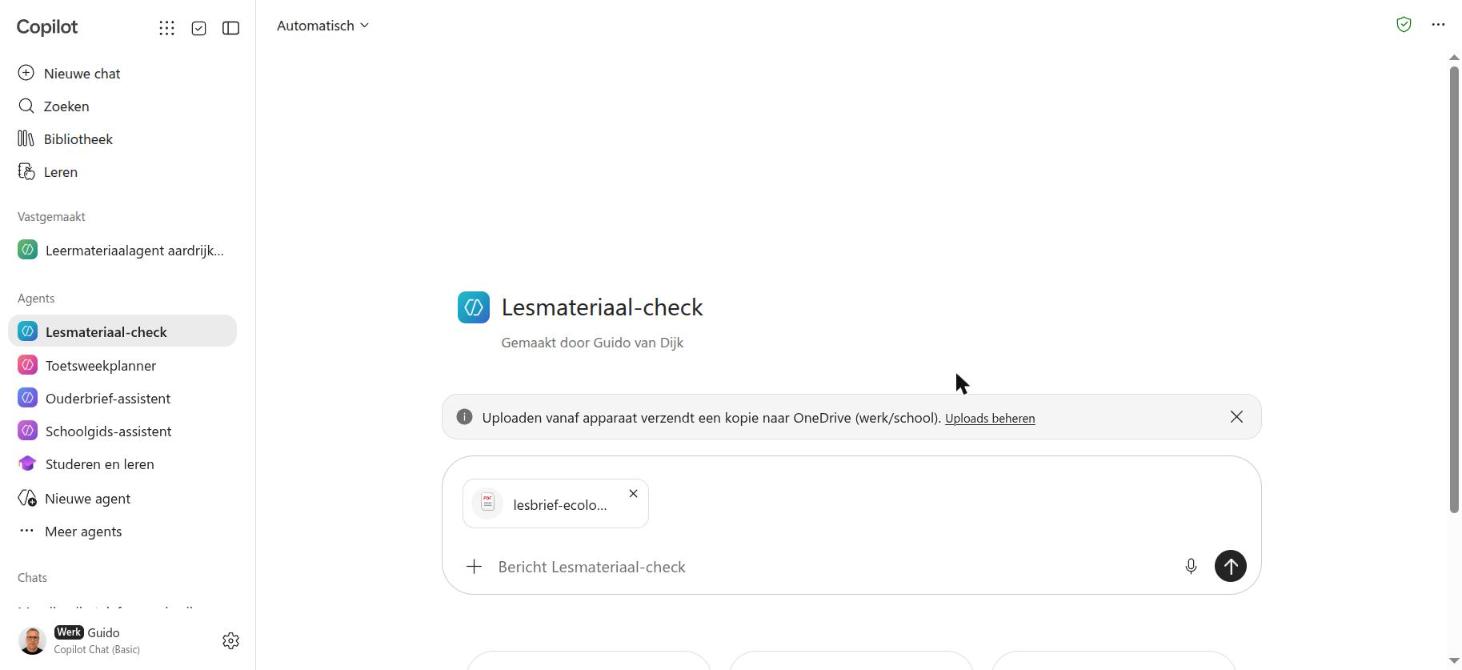 De lesbrief is bijgevoegd; Copilot meldt de kopie naar OneDrive